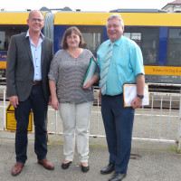 2. Bürgermeister Alexander Werner, MdB Marianne Schieder und MdB Martin Burkert (von links) am Wernberger Bahnhof