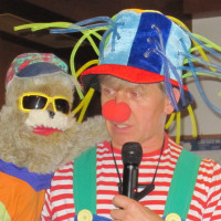 Der Clown und Bauchredner Fabellini begeistert die Kinder